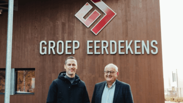 Groep Eerdekens Dries Eerdekens voor het kantoor