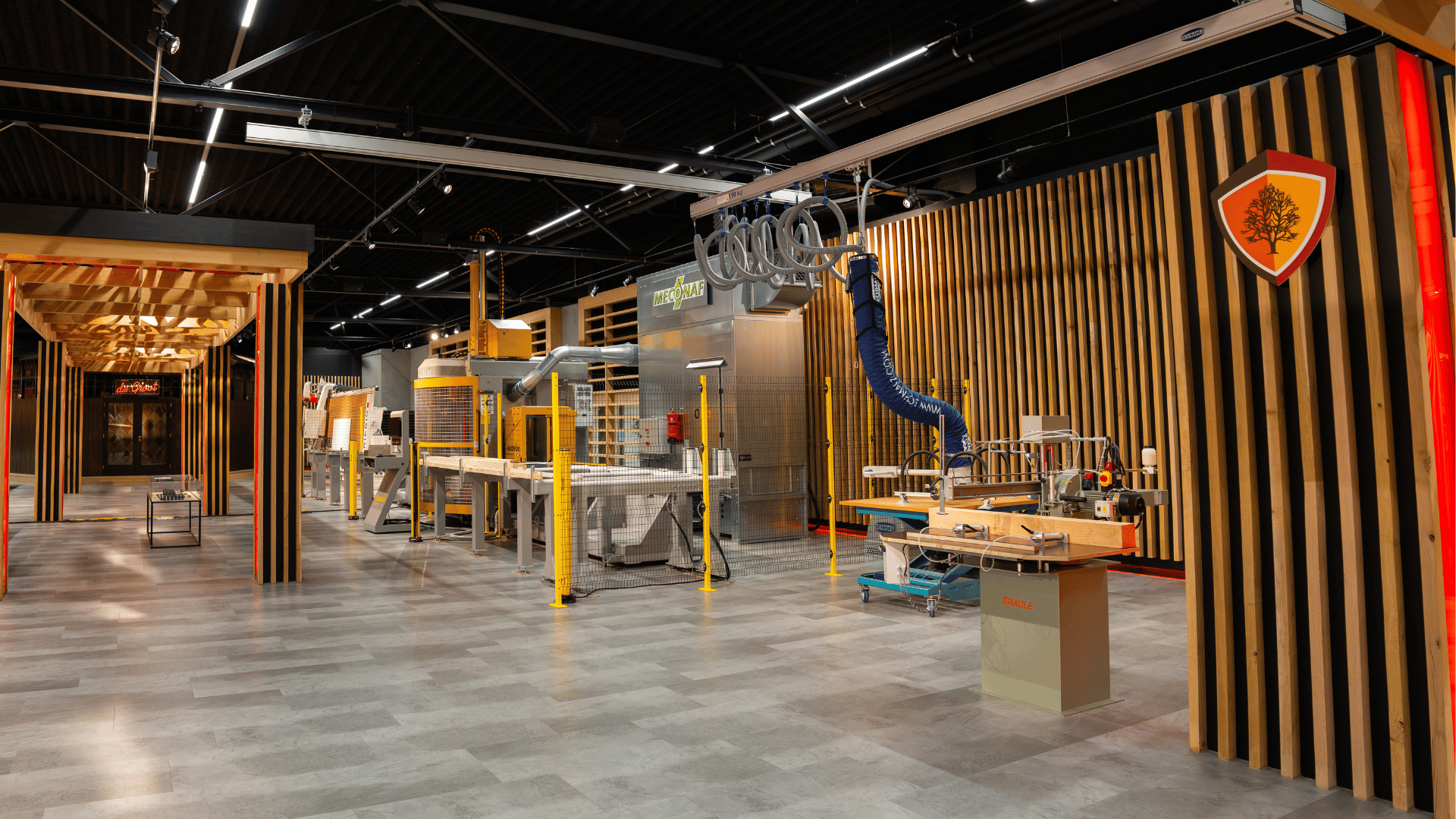 In de showroom van De Groot Bewerkingsmachines de Essetre Technofast machine voor houtbouw