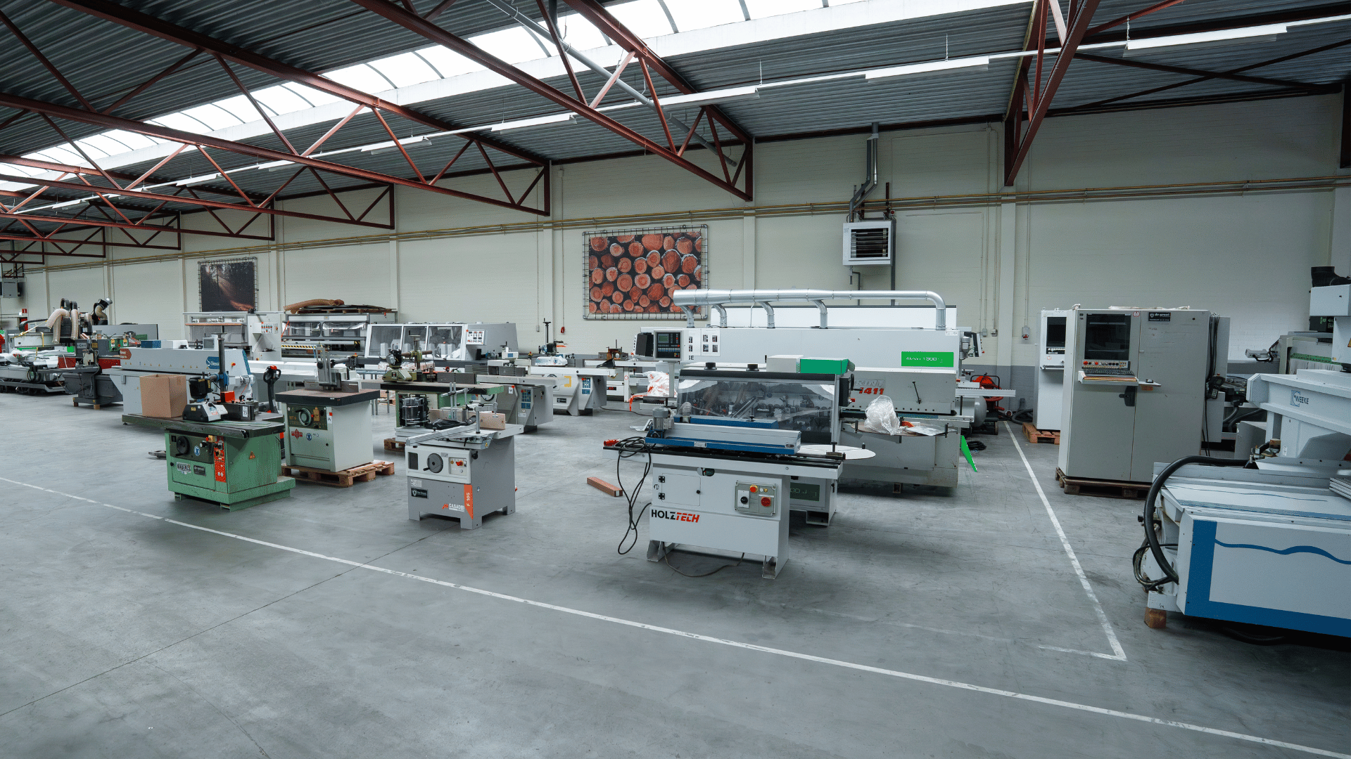 Gebruikte machines in de hal bij De Groot Bewerkingsmachines